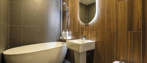 Super Deluxe (Regular bathtub, Styler, 2PC) | Bathroom | Free toiletries, hair dryer, towels