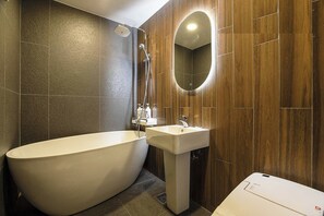 Deluxe Double Room | Bathroom | Free toiletries, hair dryer, towels - Gugi Motel (Seoul)