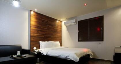 Gugi Motel