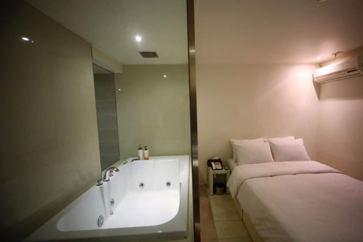 Double Room, Jetted Tub