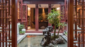 A traditional Japanese-style interior with a rock garden, a bamboo plant, and a view into a room with tatami mats. - SSAW Boutique Hotel Nanjing Qifeng Confucius House (Nanjing)