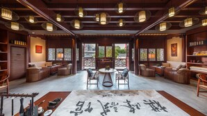 A traditional-style interior with wooden furniture, a central round table, and hanging lanterns. - SSAW Boutique Hotel Nanjing Qifeng Confucius House (Nanjing)