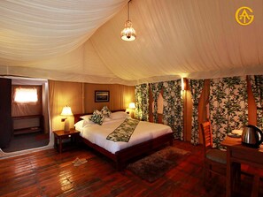 Lyxtält | Skrivbord, mörkläggningsgardiner, extrasängar och sängkläder