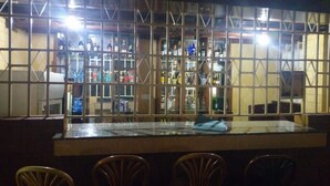 Un espace bar avec un comptoir et des chaises.