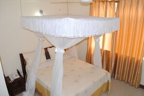 Hochwertige Bettwaren, Schreibtisch, laptopgeeigneter Arbeitsplatz