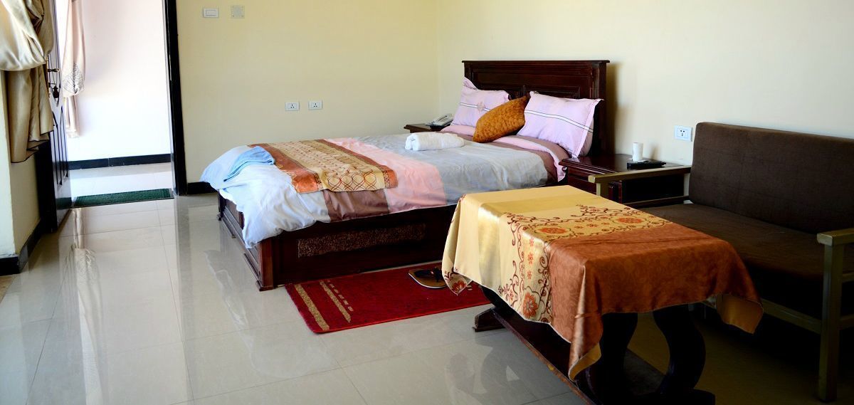 Muebles diferentes, escritorio y espacio para trabajar con laptop 