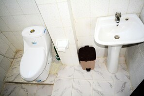 Ducha, cabezal de ducha tipo lluvia, pantuflas, toallas