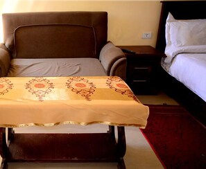 Muebles diferentes, escritorio y espacio para trabajar con laptop 