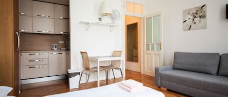 City-Apartment (#411) | 2 Schlafzimmer, laptopgeeigneter Arbeitsplatz, schallisolierte Zimmer