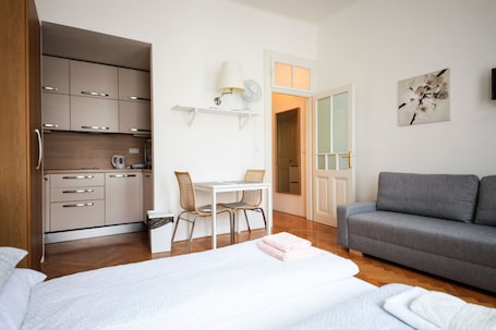 City Apartment (#411) | 2 bedrooms, laptop workspace, soundproofing, iron/ironing board