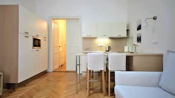 Departamento Confort (#44-413) | Cocina privada | Refrigerador, microondas, horno y parrilla de estufa