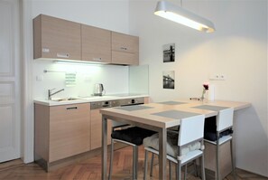 舒適公寓 | 筆電工作空間、隔音、  熨斗/熨衣板、免費無線上網