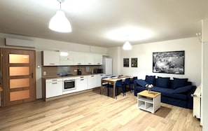 Apartamento panorâmico | Sala de estar | TV LCD 80 cm com canais a cabo, TV