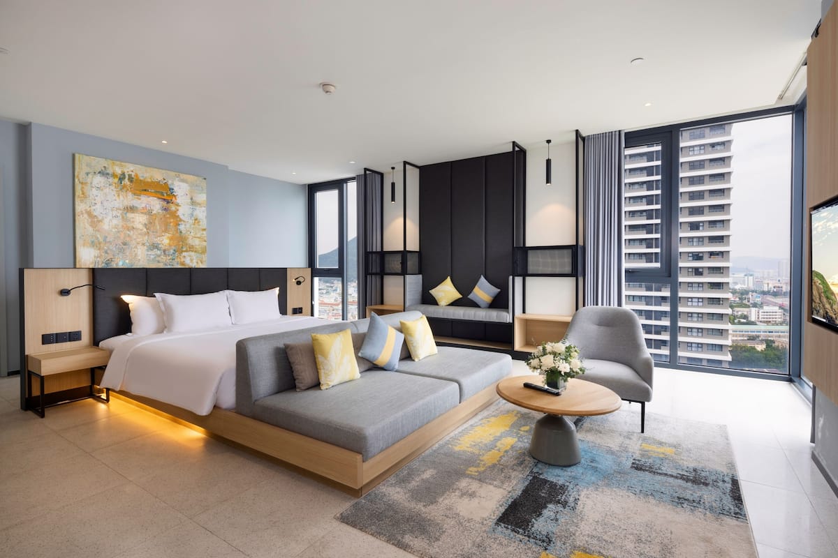 Executive Suite Room | 1 bedroom, minibar, desk, soundproofing