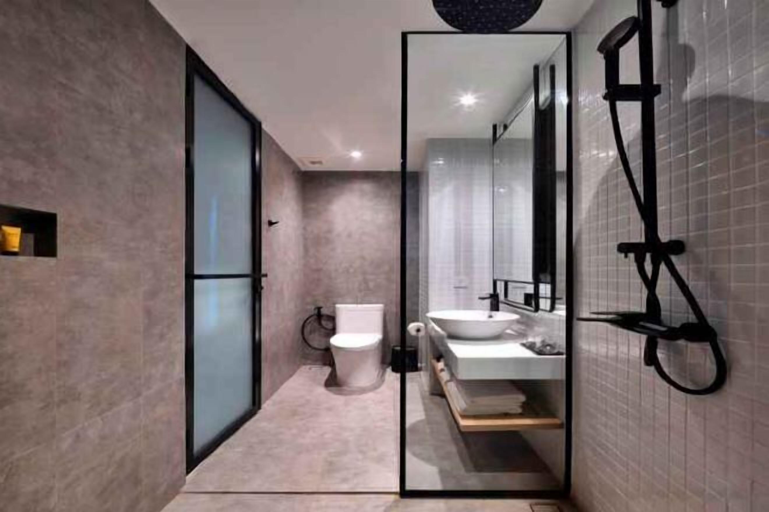 Shower, jetted bath, rainfall showerhead, free toiletries