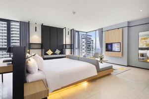 行政套房 | 迷你吧、办公桌、隔音、免费 WiFi