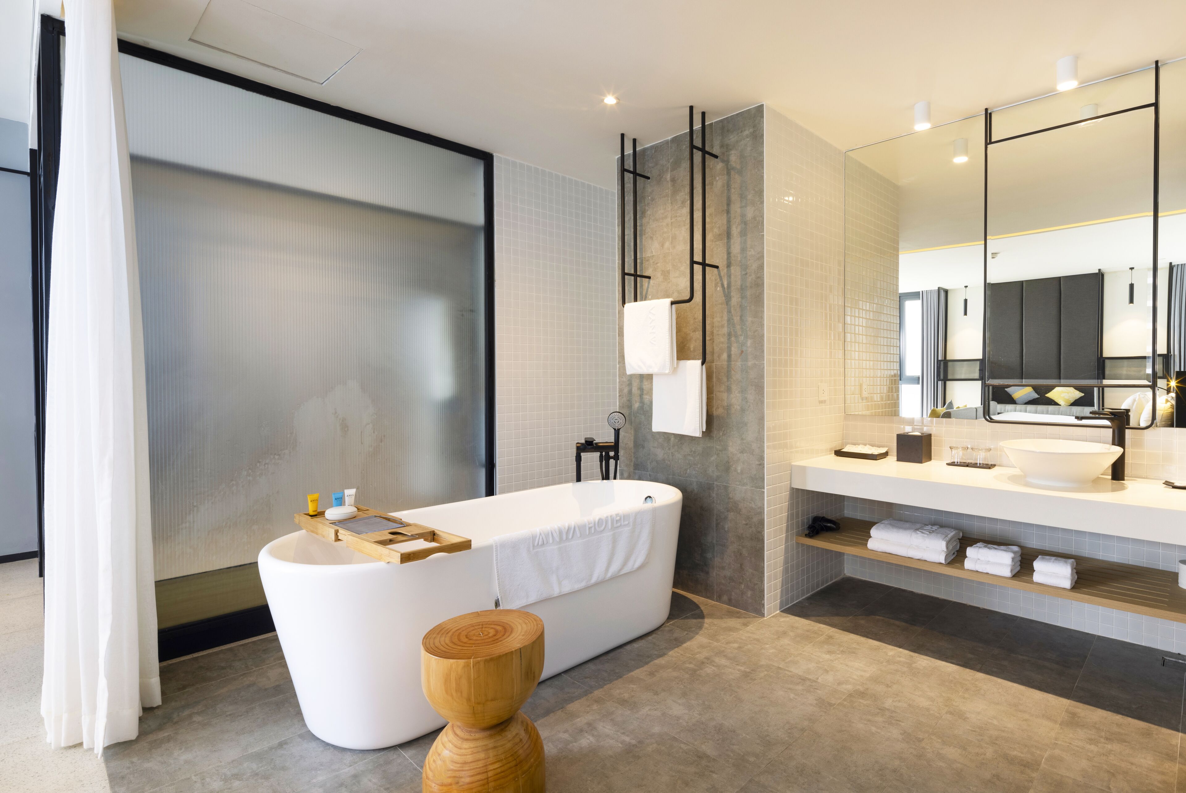 executive suite room | bathroom | shower, jetted bath, rainfall showerhead, free toiletries