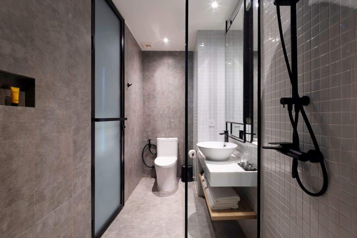 deluxe plus king room | bathroom | shower, jetted bath, rainfall showerhead, free toiletries