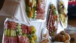 Ein reichhaltiges Buffet mit verschiedenen Speisen und Tellern.