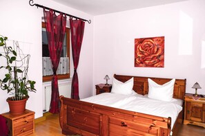 Escritorio, insonorización, wifi gratis y ropa de cama 