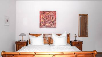 Desk, soundproofing, free WiFi, bed sheets