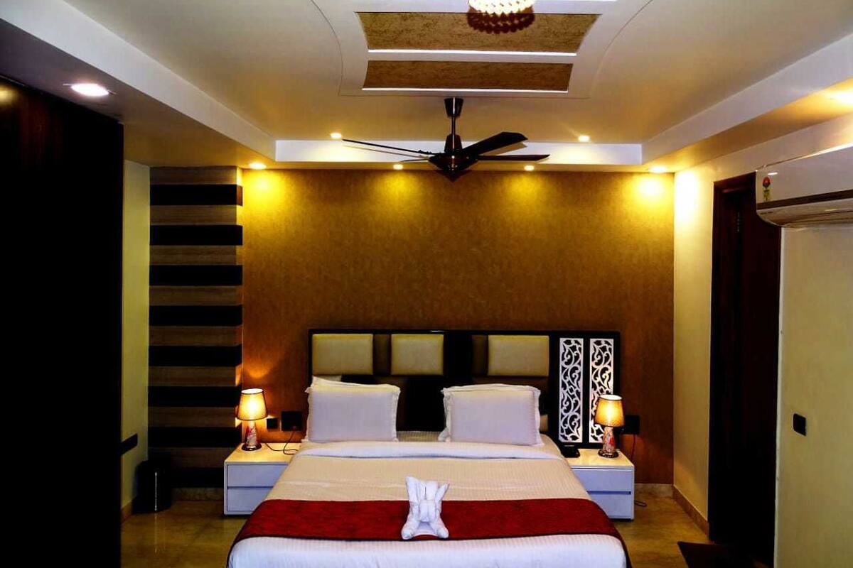 In-room safe, desk, cribs/infant beds, free WiFi