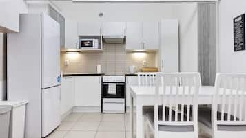 Full-size fridge, microwave, oven, stovetop