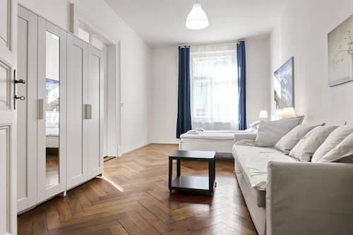 Rideaux occultants, chambres insonorisées, fer et planche à repasser