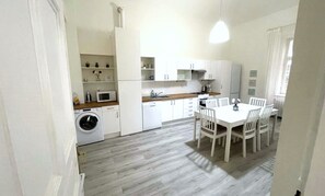 Apartamento família, para não fumantes, cozinha (#72) | Cozinha privada | Geladeira grande, micro-ondas, fogão, cooktop
