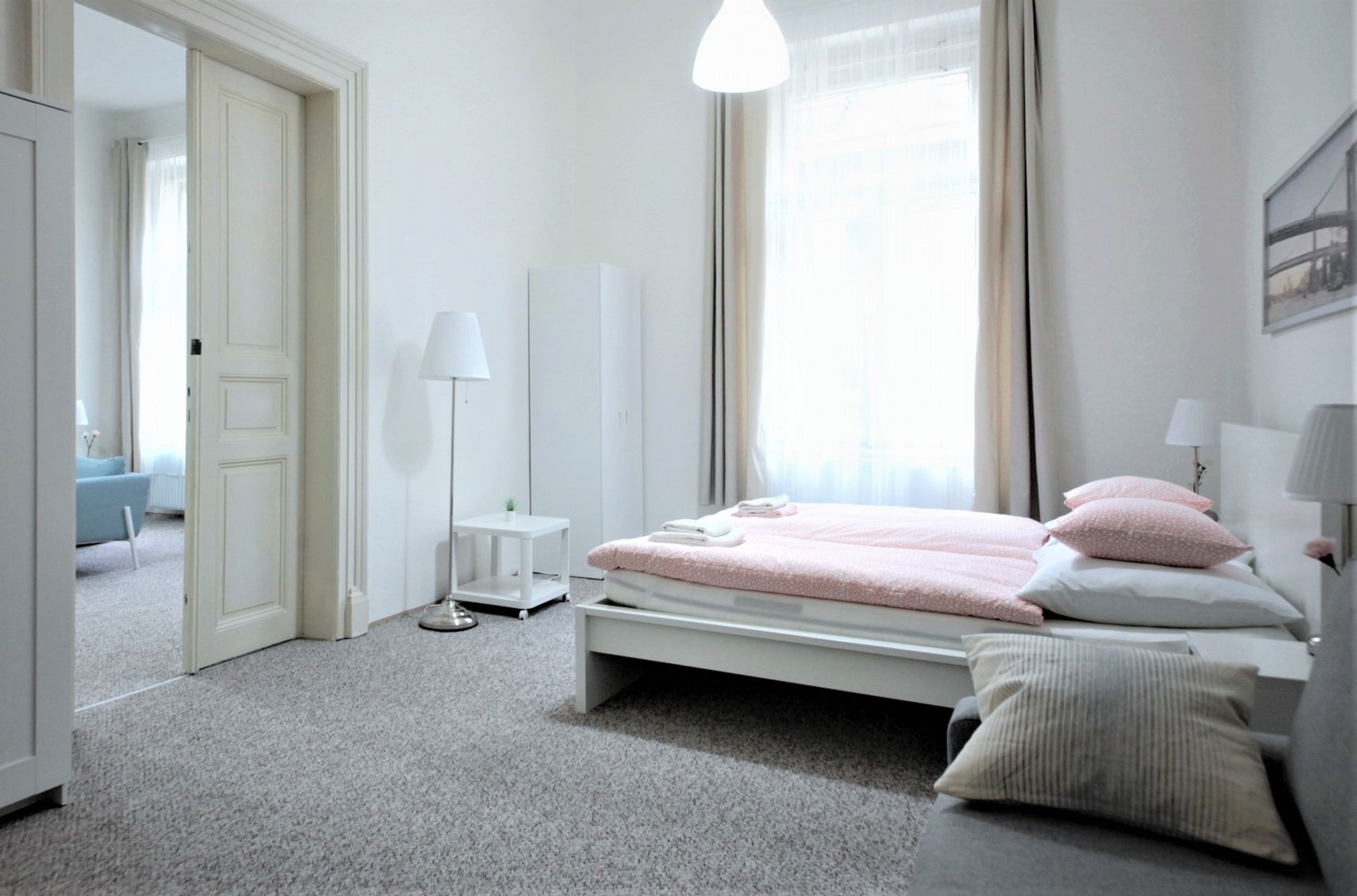 Cortinas blackout, insonorización y tabla de planchar con plancha 