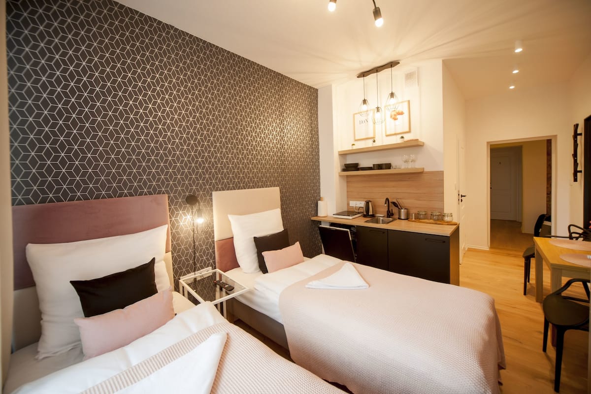 City-rum - eget badrum - annex (Glogowska 35a/3/07) | Allergitestade sängkläder, strykjärn/strykbräda och gratis wi-fi