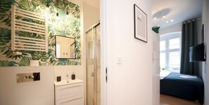 City Single Room, Ensuite, Annex Building (Glogowska 35a/3/01) | Bathroom - Very Berry Głogowska 35a 3 (Poznan)