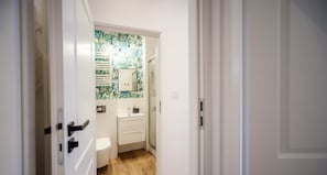 Quarto solteiro urbano, suíte, em edifício anexo (Glogowska 35a/3/01) | Roupas de cama antialérgicas, ferros/tábuas de passar roupa