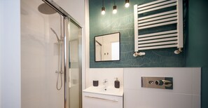 City Single Room, Ensuite, Annex Building (Glogowska 35a/3/02) | Bathroom | Shower, rainfall showerhead, free toiletries, hair dryer