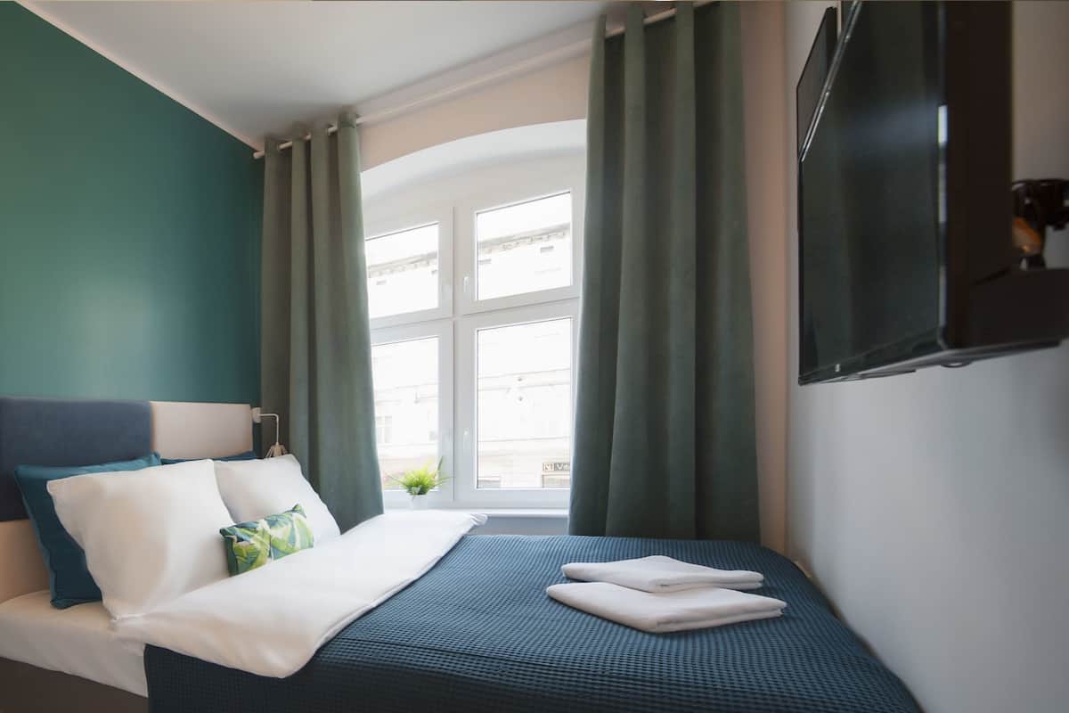 City enkelrum - eget badrum - annex (Glogowska 35a/3/01) | Allergitestade sängkläder, strykjärn/strykbräda och gratis wi-fi