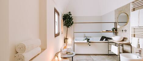 Presidential Suite | Bathroom | Shower, rainfall showerhead, free toiletries, hair dryer