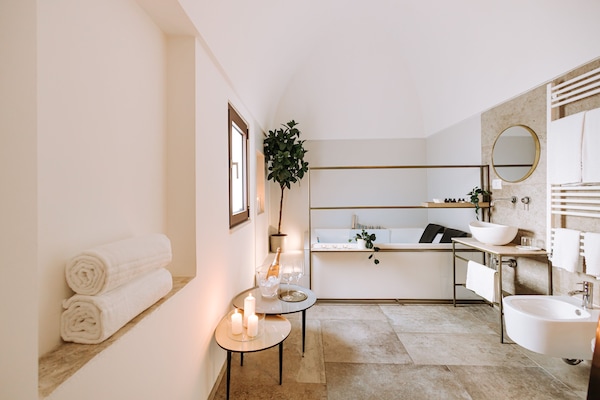 Presidential Suite | Bathroom | Shower, rainfall showerhead, free toiletries, hair dryer