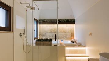 Presidential-Suite | Badezimmer | Dusche, Regendusche, kostenlose Toilettenartikel, Haartrockner