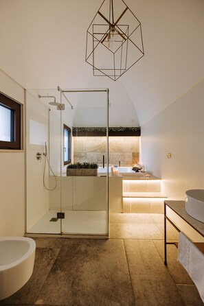 Presidential Suite | Bathroom | Shower, rainfall showerhead, free toiletries, hair dryer - Suite1212 Pirrelli (Monopoli)