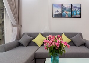 Apartment, 2 Schlafzimmer | Wohnzimmer | 40-Zoll-Smart-TV mit Digitalempfang, Fernseher, Netflix