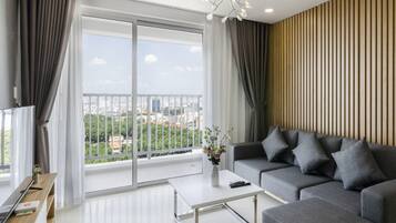 Apartamento, 3 quartos | Área de estar | Smart TV 40 polegadas com canais digitais, TV, Netflix