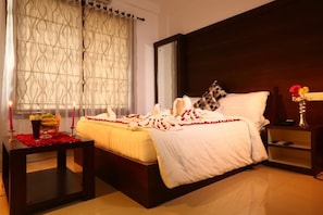 In-room safe, soundproofing, free WiFi, bed sheets