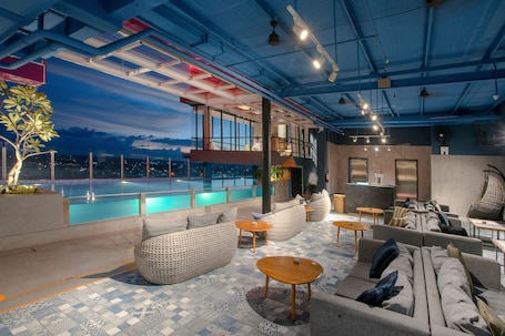 Bar við sundlaugarbakkann