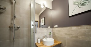 Studio (Glogowska 39/14/02) | Bathroom | Shower, hair dryer, towels
