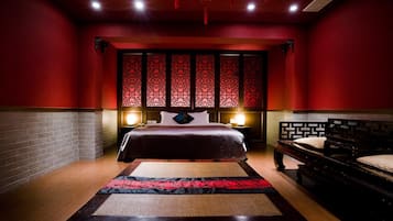 Phòng đôi Superior (611) | Trang bị nội thất với thiết kế riêng biệt, bàn, màn/rèm cản sáng
