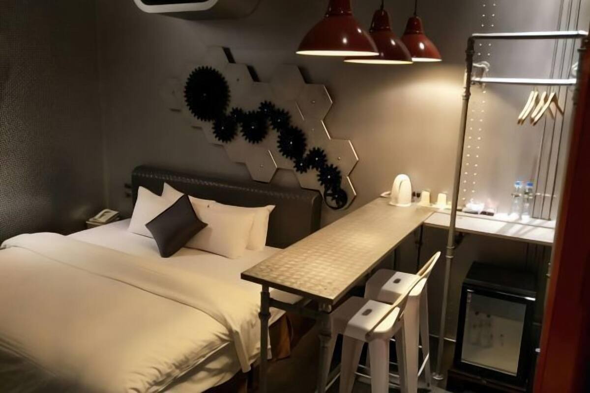 Muebles diferentes, escritorio y cortinas blackout
