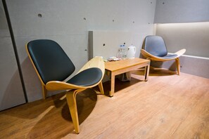 标准双人房 (701) | 特色家居、办公桌、遮光窗帘、隔音