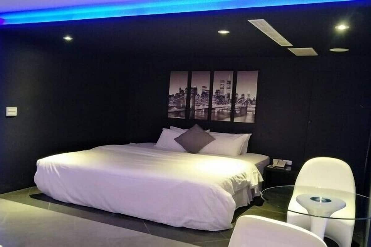 Muebles diferentes, escritorio y cortinas blackout