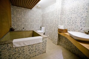 Superior Double Room (610) | Bathroom