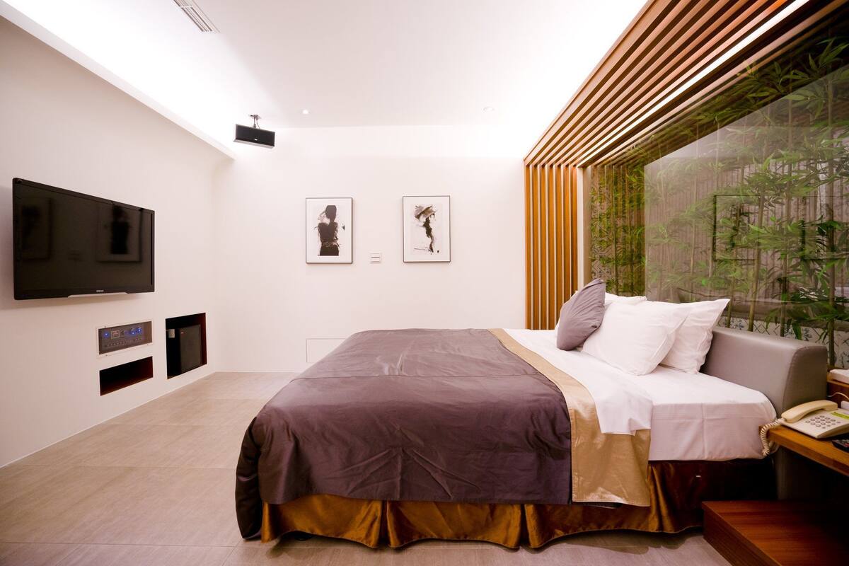Muebles diferentes, escritorio y cortinas blackout
